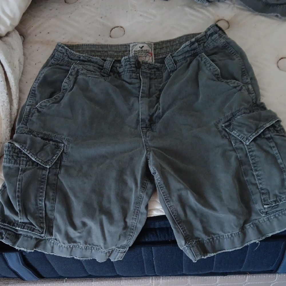American Eagle Outfitters Slate Cargo Shorts ...6 Pockets !